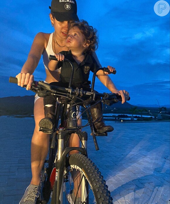 Thyane Dantas anda de bicicleta com o filho, Dom