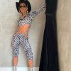 Anitta usa look em animal print da Colcci com recortes para ensaio de seu bloco de Carnaval