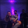 Anitta rebola durante ensaio de seu bloco de Carnaval