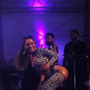 Anitta rebola durante ensaio de seu bloco de Carnaval