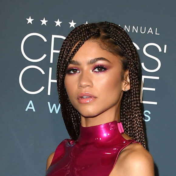 O look de cropped metálico e saia longa rosa de Zendaya chamou atenção no Critics' Choice Awards. O conjunto pink era do estilista Tom Ford