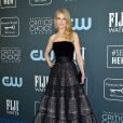  Nicole Kidman apostou no vestido tomara que caia com saia volumosa da grife Armani Privé 