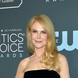 Nicole Kidman apostou no vestido tomara que caia com saia volumosa da grife Armani Privé