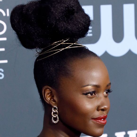 Lupita Nyong'o apostou no coque alto com acessório metálico no look do Critics' Choice Awards