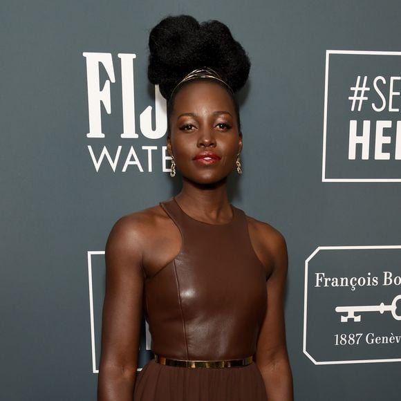 Para o Critics' Choice Awards, Lupita Nyong'o apostou no vestido marrom da grife Michael Kors