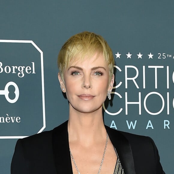 Para o Critics' Choice Awards, Charlize Theron apostou no vestido longo com fenda e aplicação de cristais da grife Celine