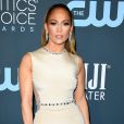  Jennifer Lopez apostou no vestido bege com aplicações de cristais, da grife Georges Hobeika, para o look do Critics' Choice Awards 2020 
  
  