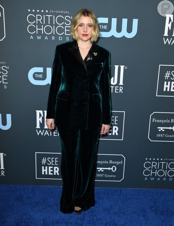 Para o Critics' Choice Awards, que aconteceu neste domingo, 12 de janeiro de 2020, Greta Gerwig apostou no conjuntinho de calça e blazer de veludo da grife Alberta Ferretti

