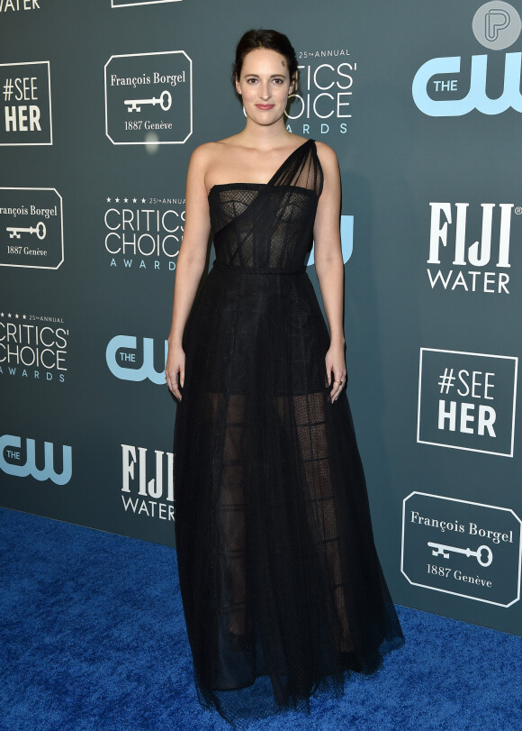 Phoebe Waller-Bridge apostou no vestido pretocom transparência e um ombro só de Christian Dior

