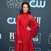 O vestido vermelho vibrante foi aposta da atriz Chloe Bridges para o look do Critics' Choice Awards 2020

