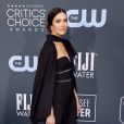  Mandy Moore apostou na alfaiataria preta de Elie Saab para o look do Critics' Choice Awards 2020 
  
  
