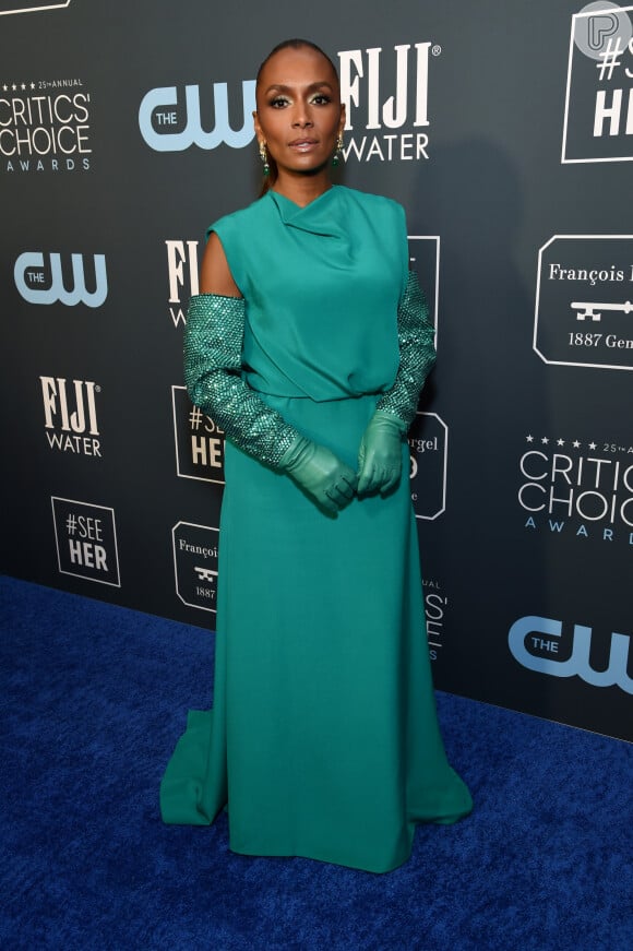 Janet Mock apostou no vestido verde com mangas e luvas, de Valentino, para o look do Critics' Choice Awards 2020

