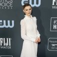 Thomasin McKenzie apostou no vestido branco romântico da grife Louis Vuitton para o look do Critics' Choice Awards 2020 
  
  