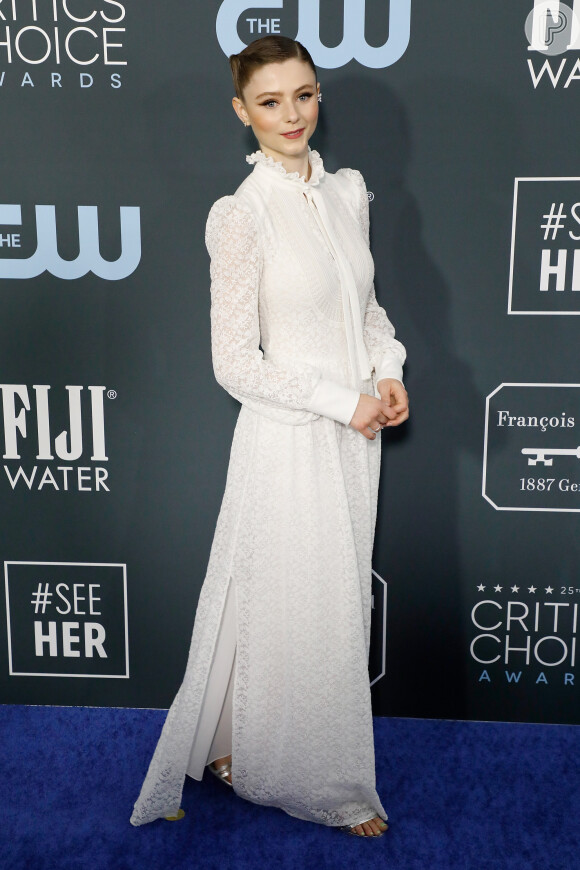 Thomasin McKenzie apostou no vestido branco romântico da grife Louis Vuitton para o look do Critics' Choice Awards 2020

