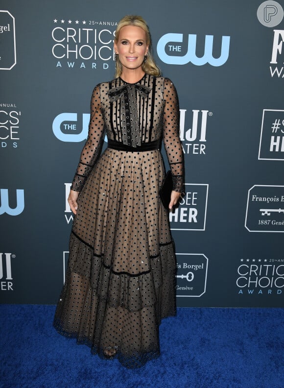 Molly Sims apostou no vestido preto romântico com aplicação de cristais e imitação de poá da grife Teresa Helbig para o Critics' Choice Awards 2020

