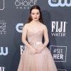 Kaitlyn Dever apostou no vestido tomara que caia rosa pastel, de Christian Dior, para o look do Critics' Choice Awards 2020

