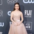  Kaitlyn Dever apostou no vestido tomara que caia rosa pastel, de Christian Dior, para o look do Critics' Choice Awards 2020 
  
  