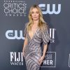 Annabelle Wallis apostou no vestido longo metalizado da grife Moschino para o look do Critics' Choice Awards 2020

