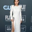  Karen Fukuhara apostou no vestido branco com cristais de Vitor Zerbinato para o look do Critics' Choice Awards 2020 
  
  