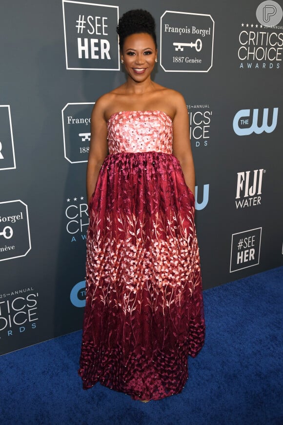 Alana Arenas apostou no vestido em degradê vermelho para o look do Critics' Choice Awards 2020
