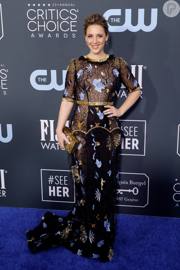 Jessie Mueller apostou no vestido com detalhes floridos e metalizados para o look do Critics' Choice Awards 2020

