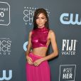 O cropped metálico rosa vibrante de Zendaya chamou atenção no tapete vermelho do Critics' Choice Awards 2020