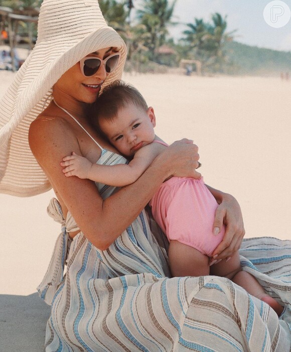 Sabrina Sato foi alvo de críticas por foto na praia com a filha, Zoe