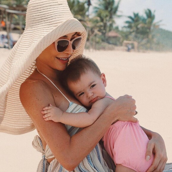 Sabrina Sato foi alvo de críticas por foto na praia com a filha, Zoe