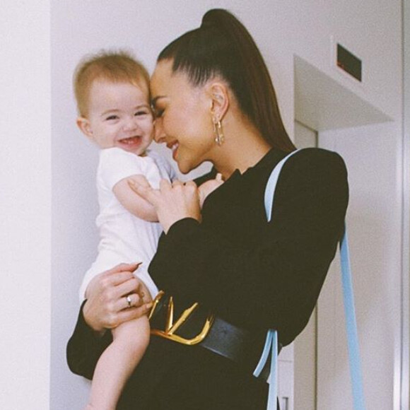 Filha de Sabrina Sato usa look esportivo personalizado do Corinthians em vídeo compartilhado pela apresentadora no domingo, dia 12 de janeiro de 2020