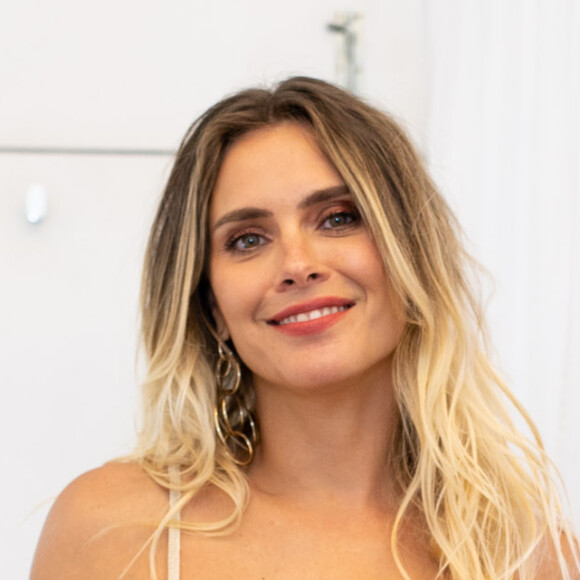 Carolina Dieckmann fez uma montagem com uma foto sua aos 13 e outra atual, aos 40