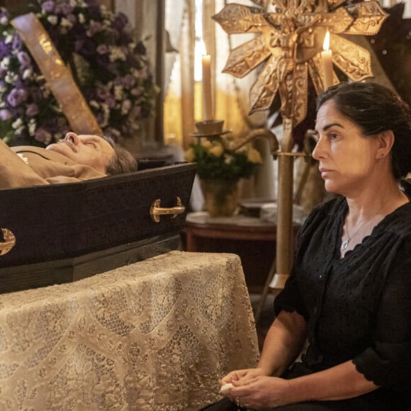 Nos próximos capítulos da novela 'Éramos Seis', Lola (Gloria Pires) revisita o luto com a morte de um filho após perder o marido, Júlio (Antonio Calloni)