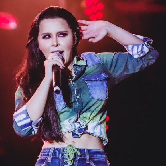 Maraisa deixa barriga sequinha à mostra em look de show