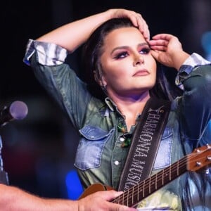 Maraisa ajeita look em show da Festa do Peão em Santa Cruz do Rio Pardo, interior São Paulo