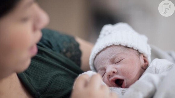 Marília Mendonça fez post emocionante no primeiro mêsversário do filho, Leo, e retratou a maternidade real: 'Não consigo te dar banho ainda'