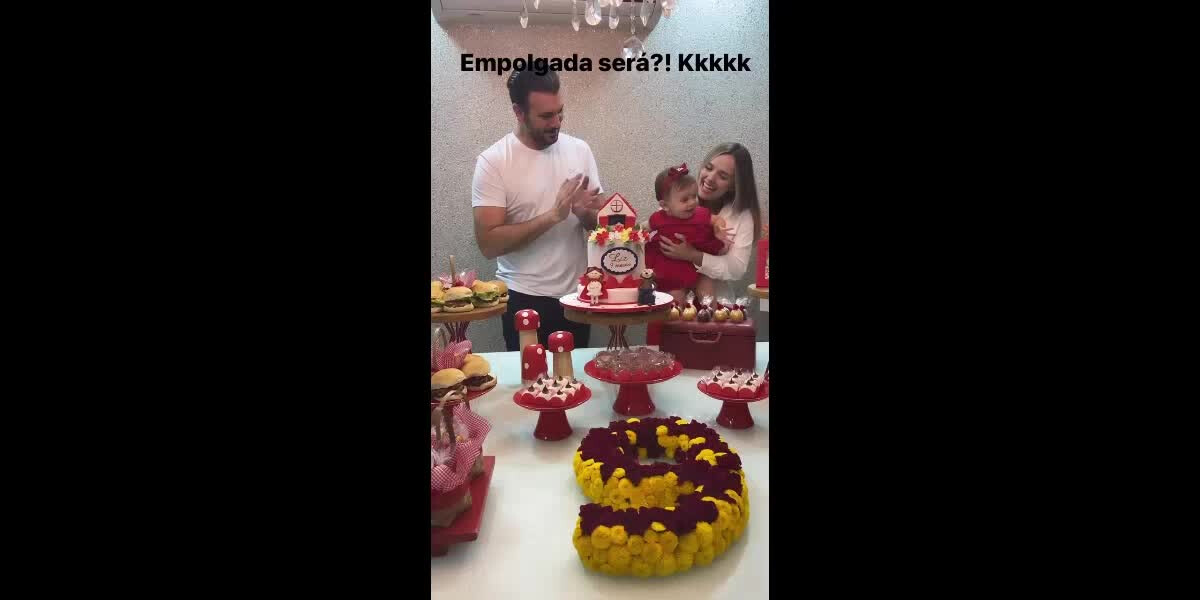 Thaeme comemora o 9º mesversário da filha com o tema Chapeuzinho