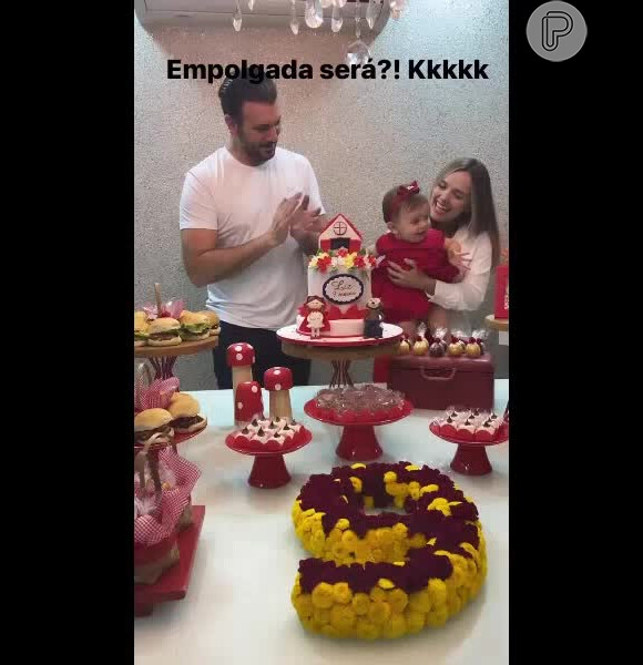 Thaeme comemora o 9º mesversário da filha com o tema Chapeuzinho