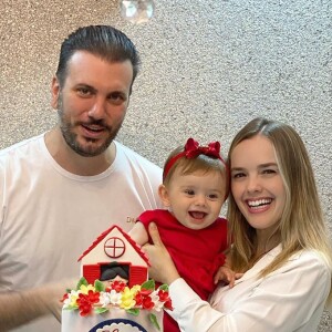 Thaeme Mariôto e o marido, Fábio da Luz, fizeram festa de 9 meses para a filha, Liz