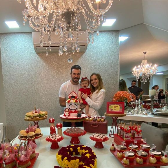 Filha de Thaeme Mariôto, Liz ganhou festa de 9 meses com o tema Chapeuzinho Vermelho