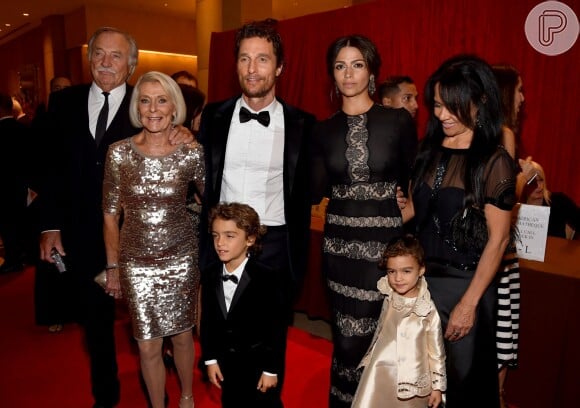 Matthew McConaughey posa com os pais, Mary e James, os filhos Vida e Levi, a mulher, Camila Alves, e a sogra, Fátima Alves