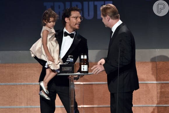 Matthew McConaughey pega a filha, Vida, no colo