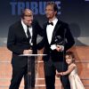 Matthew McConaughey agradece o prêmio com a filha, Vida, no palco