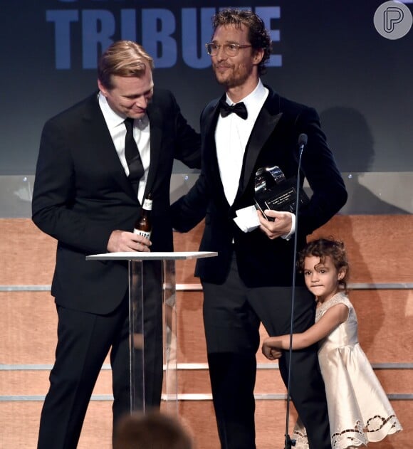 Matthew McConaughey agradece o prêmio com a filha, Vida, no palco