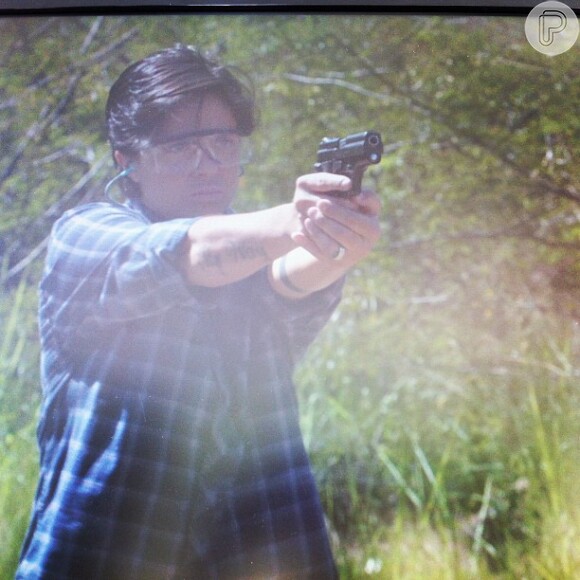 Thammy Miranda posta foto praticando tiro