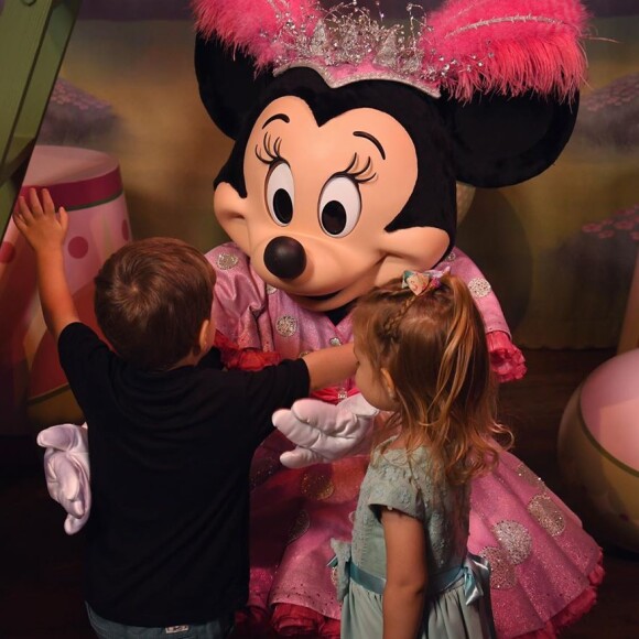 Filhos de Thais Fersoza e Michel Teló, Melinda e Teodoro encontraram a Minnie nos parques de Orlando