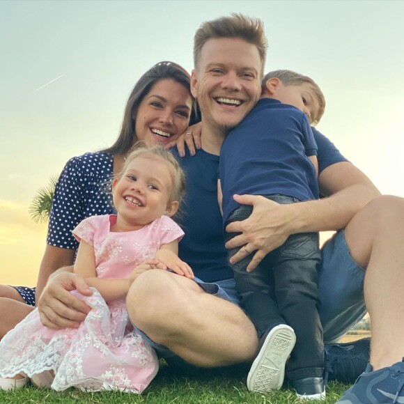 Thais Fersoza está de férias com Michel Teló, e os filhos do casal, Melinda e Teodoro, em Orlando, nos Estados Unidos