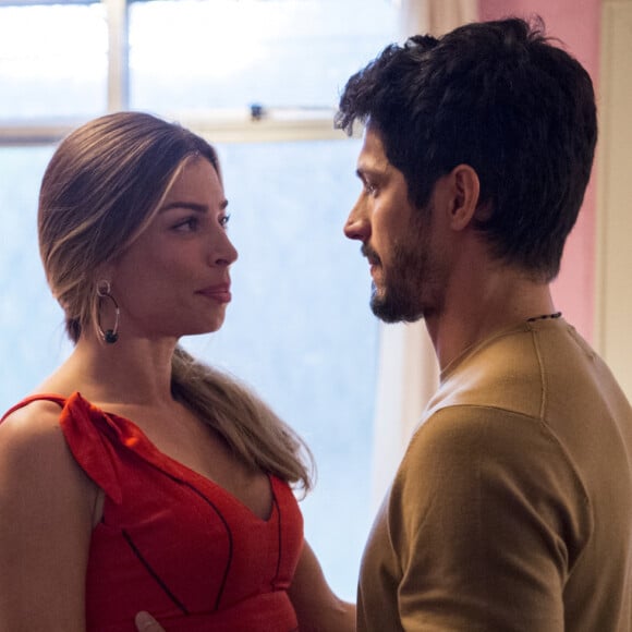 No fim da novela 'Bom Sucesso', Marcos (Romulo Estrela) ganha final feliz com Paloma (Grazi Massafera)