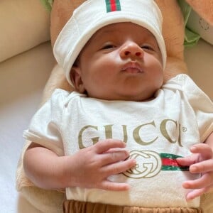 Filho de Marília Mendonça e Murilo Huff apareceu com conjunto da marca italiana Gucci