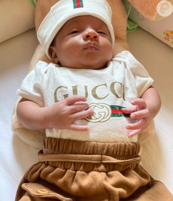 Filho de Marília Mendonça e Murilo Huff apareceu com conjunto da marca italiana Gucci