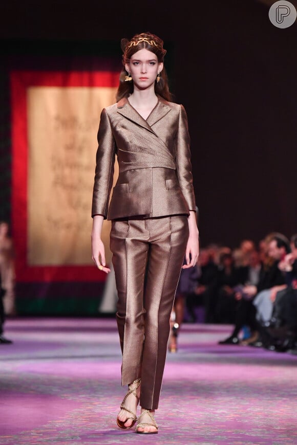 O marrom aparece nos tailleurs da grife Dior no desfile da semana de moda de alta-costura pre-fall 2020. O tecido vem com o brilho acetinado, trend que continua em alta na moda