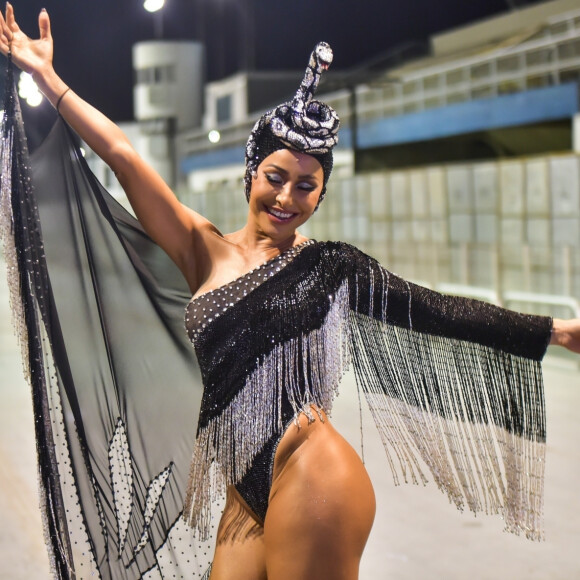 Sabrina Sato falou que o bumbum e quadris estão maiores por causa da maternidade